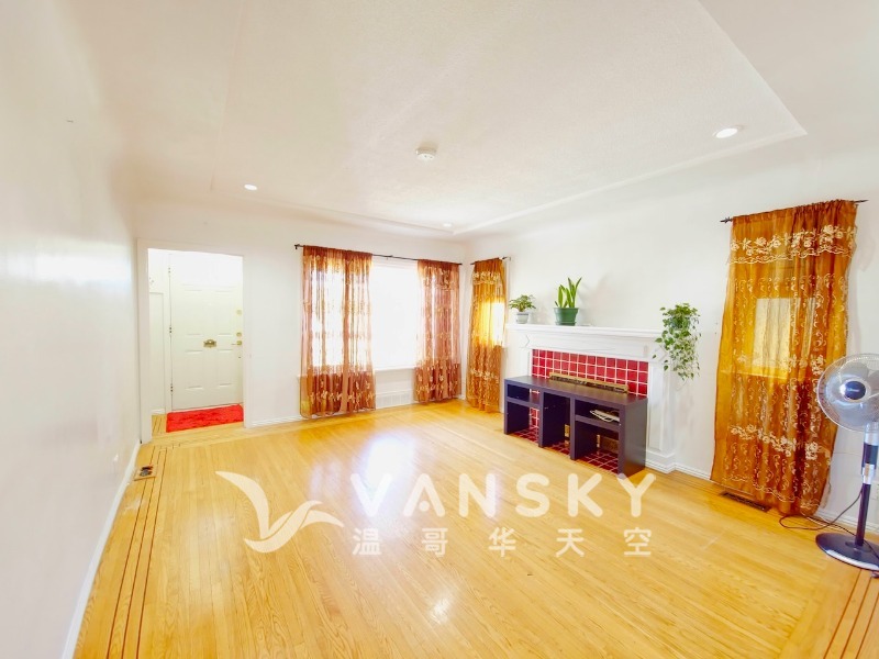 251018104209_49th_living rm.jpg